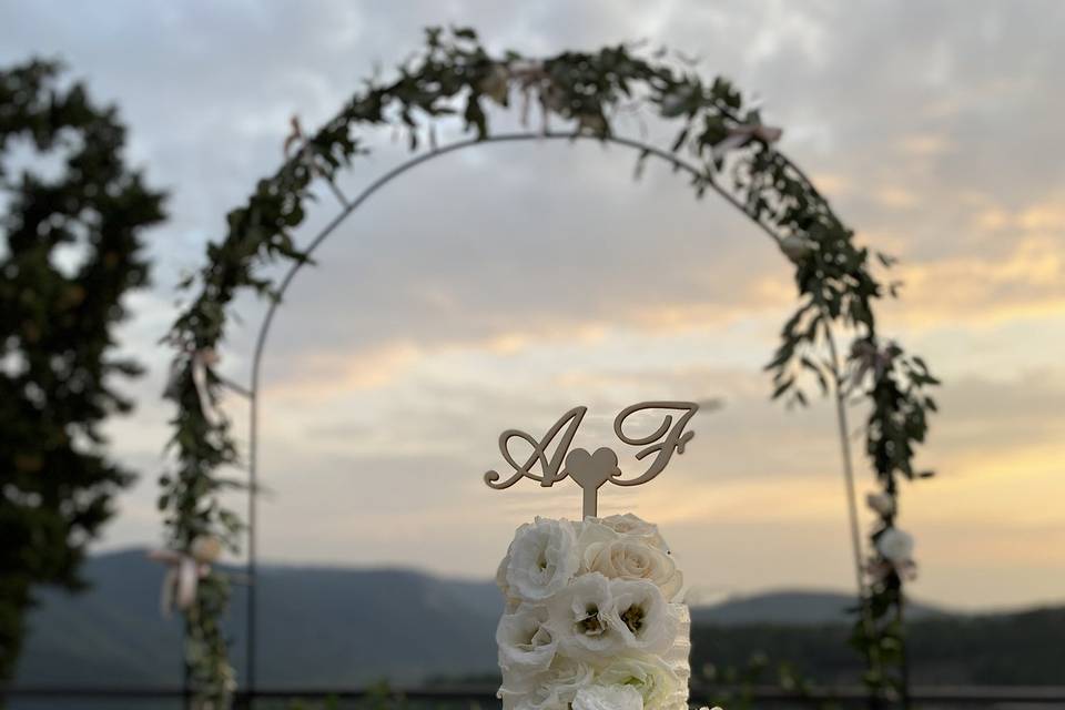 Wedding cake con arco di fiori