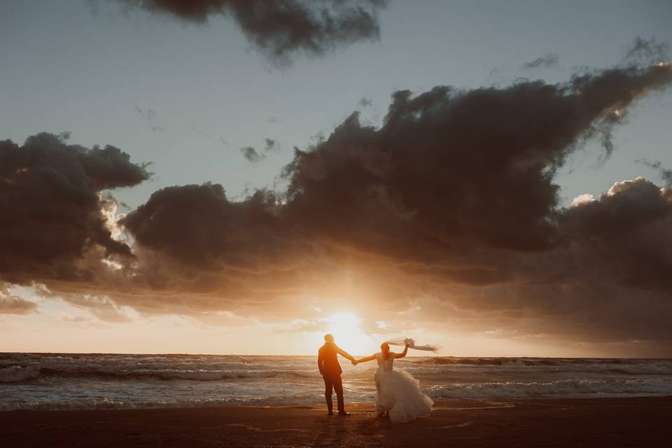 Sposi tramonto sul mare