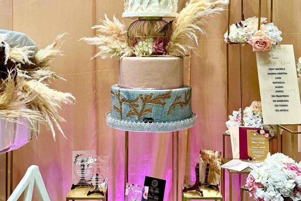 Pampas queen wedding cake