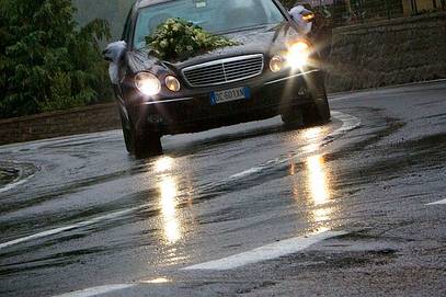 Gli sposi in auto