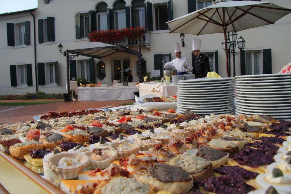 Buffet fronte villa