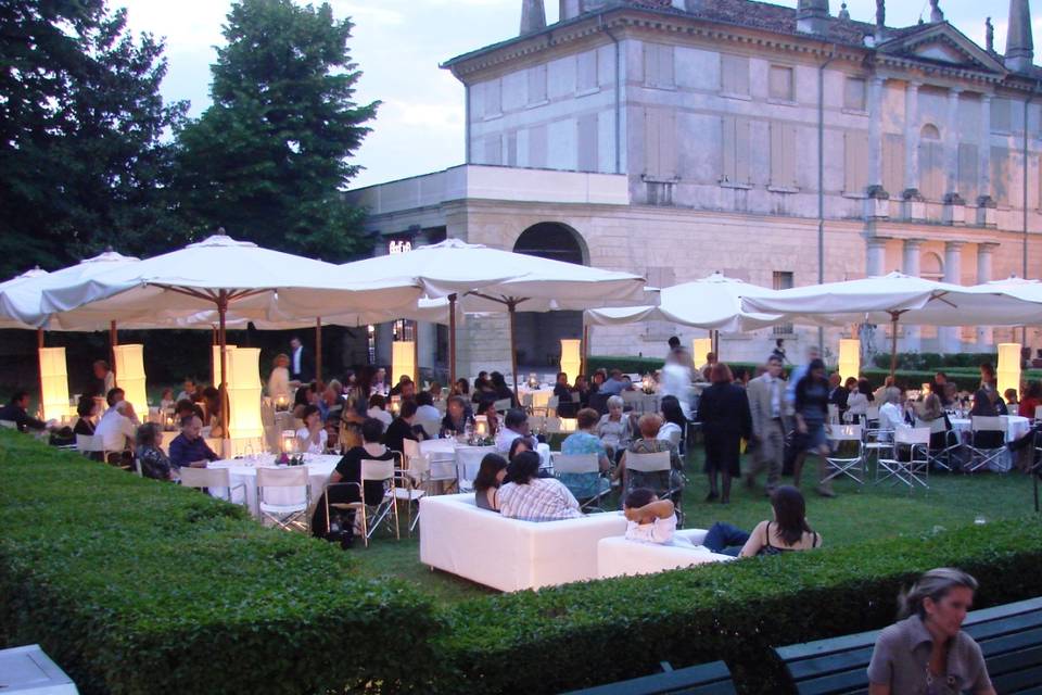 Aperitivo in giardino