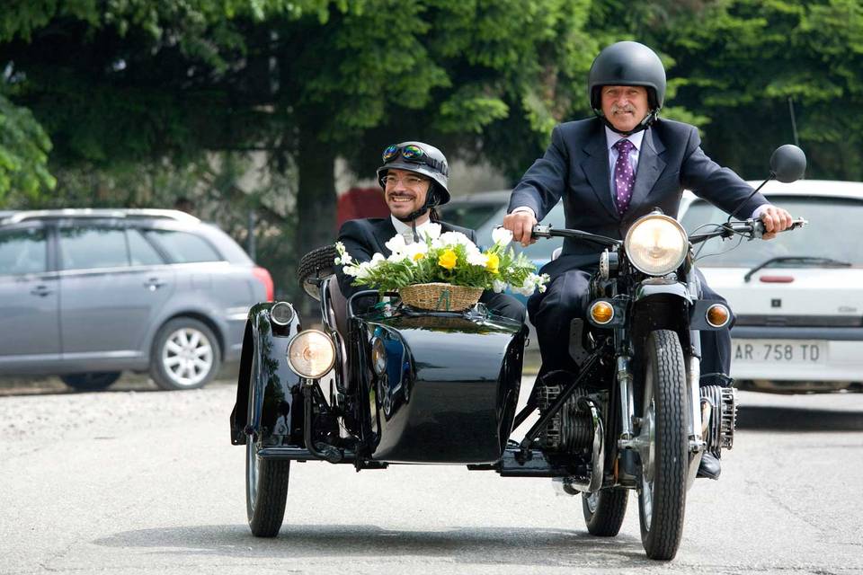 Sposo arriva in sidecar