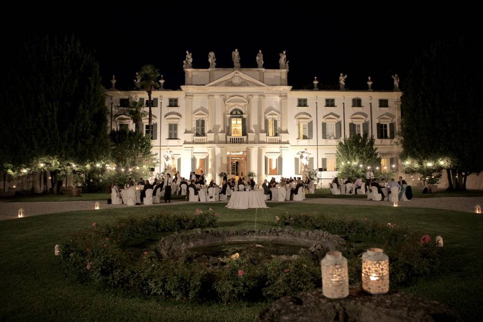 Cena fronte villa