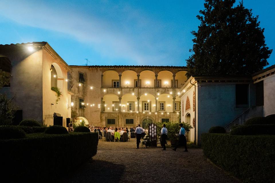 Matrimonio nel cortile