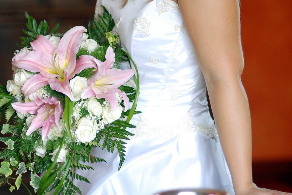 Sposa con bouquet