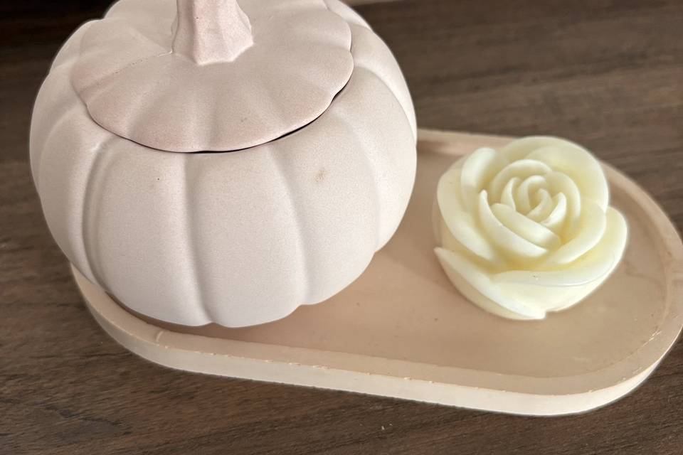 Zucca in ceramica rosa in cera