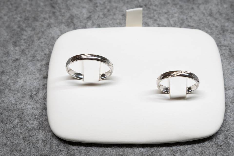 ALLIANCE IN ARGENTO CON LINEA ROSA SOTTILE
