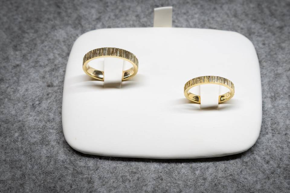 ALLIANCE IN ORO CON LINEE VERTICALI