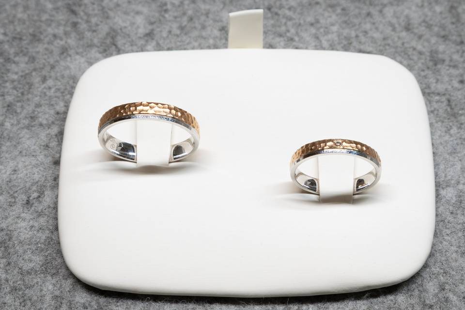 ALLIANZA IN ORO ROSA CON STRUTTURA RUGOSA E LINEA IN ARGENTO
