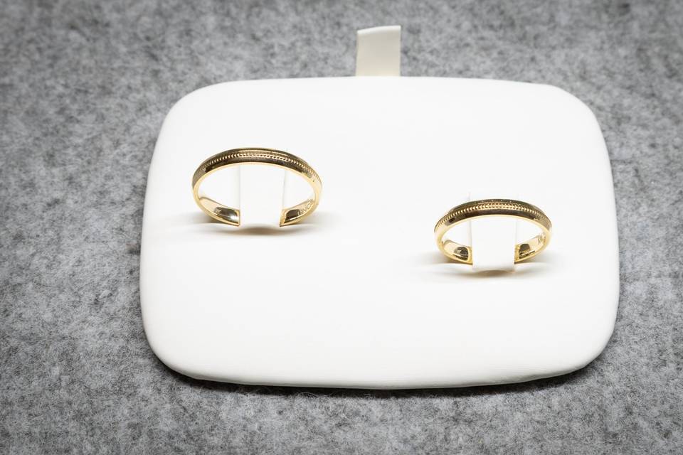 MODELLI ANELLI_ ORO CON LINEA DI PUNTI AL CENTRO