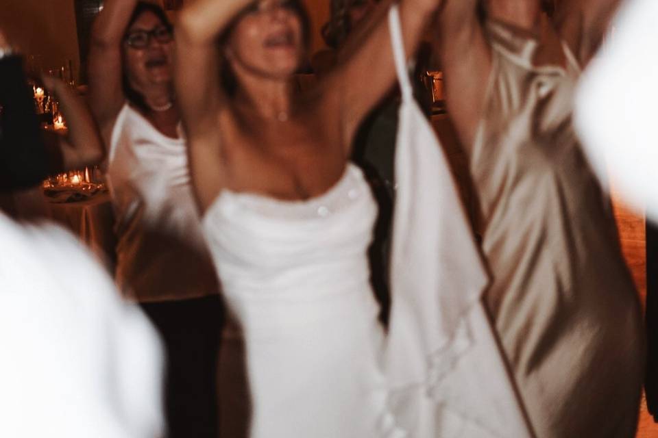 Sposa e invitati al DJ set