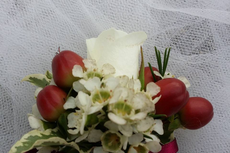 Rose, iperico e fiori di cera