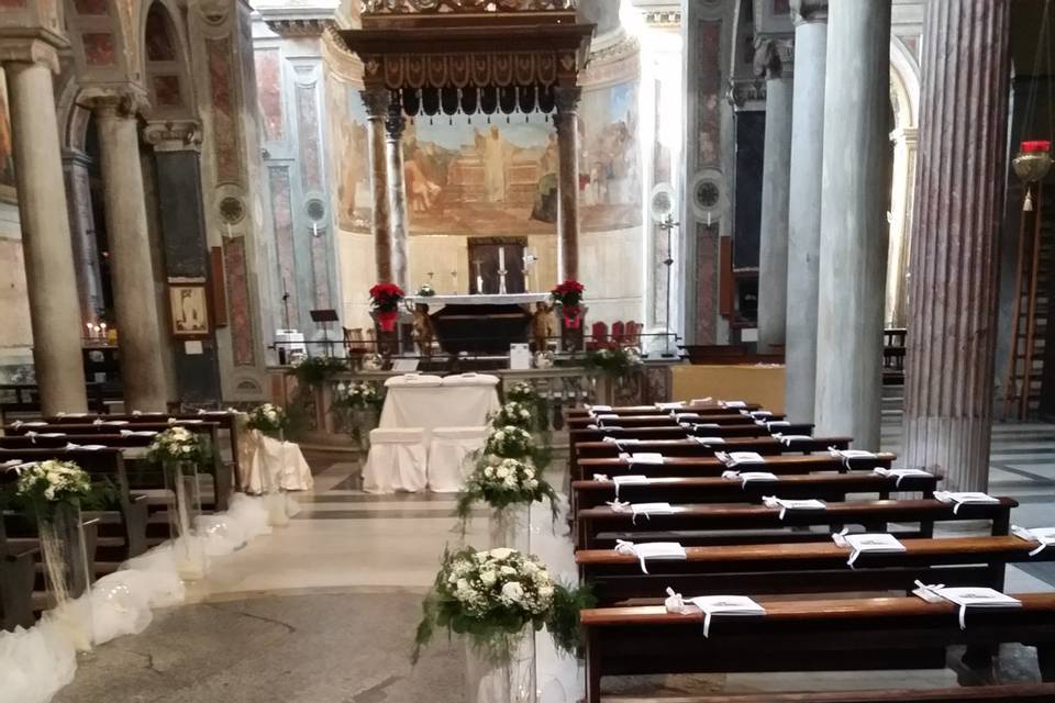 Addobbo chiesa con vasi