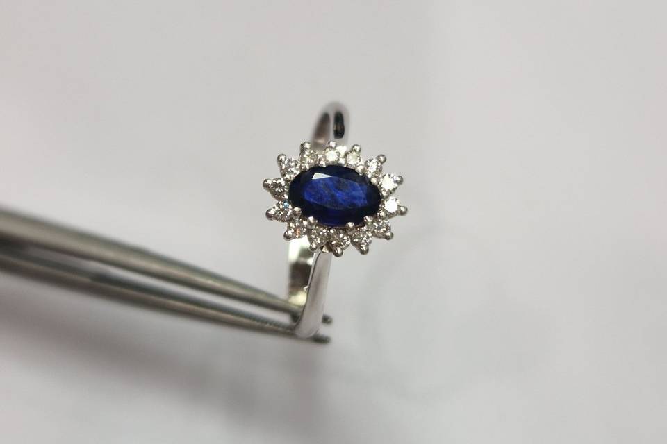 Oro bianco diamanti e zaffiro