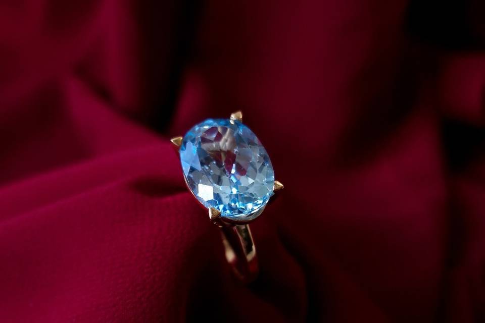 Anello con topazio