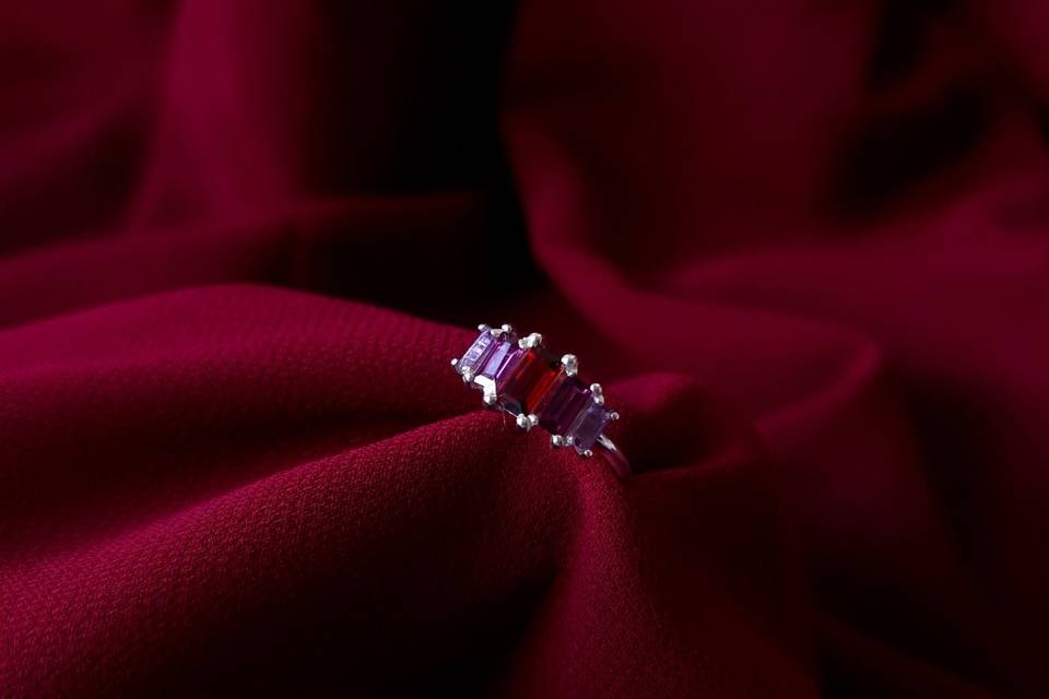 Anello in argento con pietre