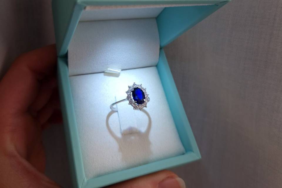 Anello in oro e zirconi