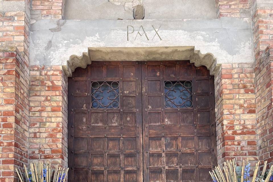 Ingresso chiesa fasci bambù