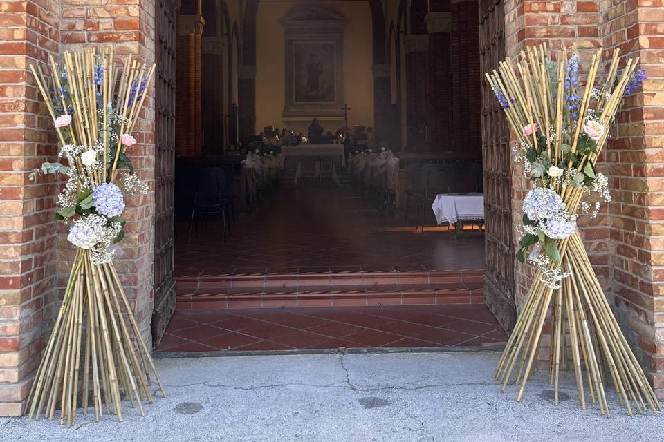 Ingresso chiesa fasci bambù