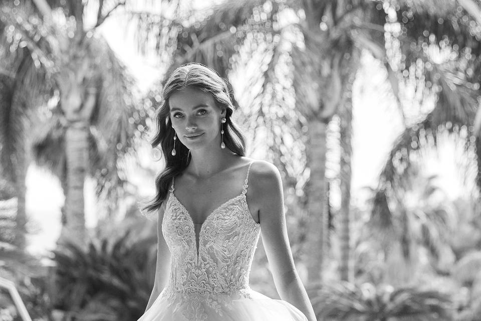 Adriana alierLuna Novias2023