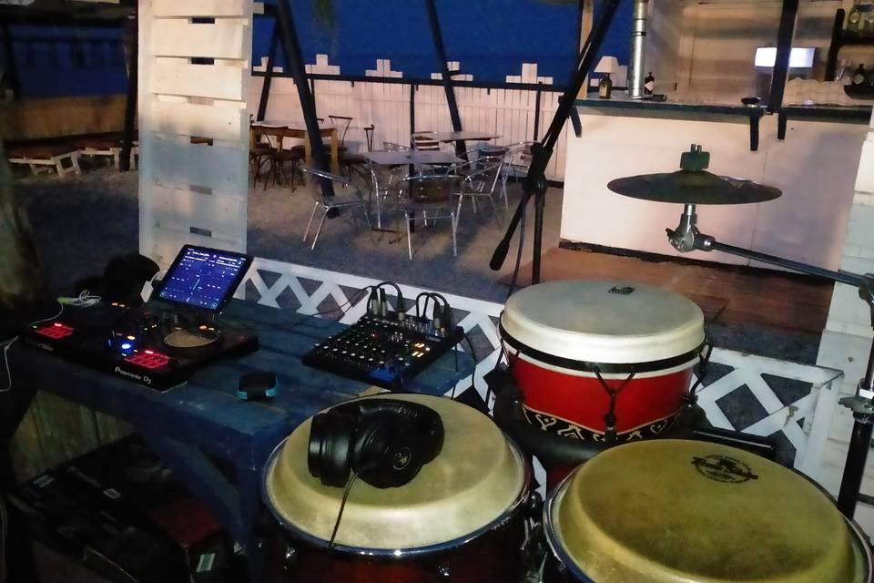 Dj set con live percussion