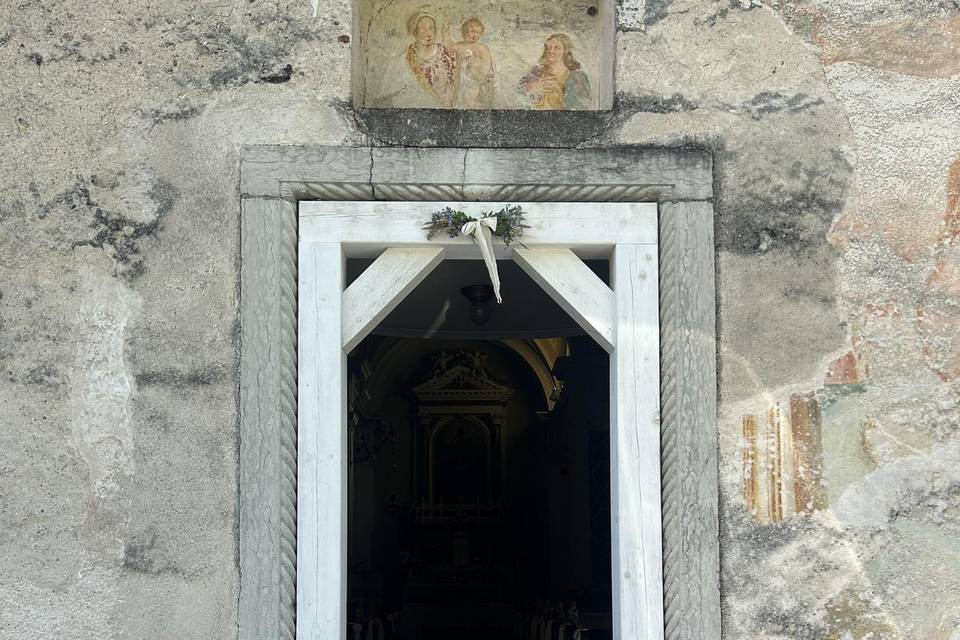 Esterno chiesa piccola di mont