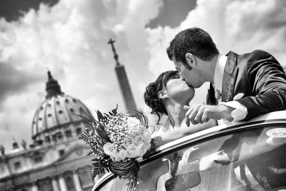 Bacio-Matrimonio-Vaticano-Auto