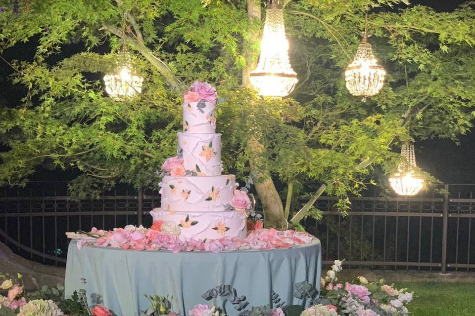 Ruffle cake e fiori dipinti