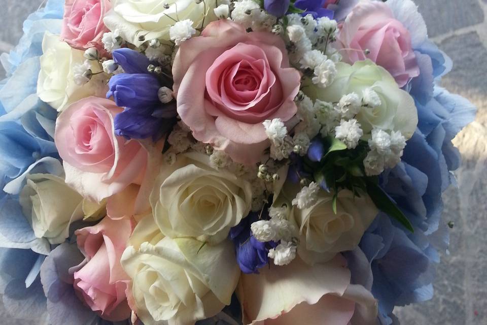 Bouquet di ortensie e rose