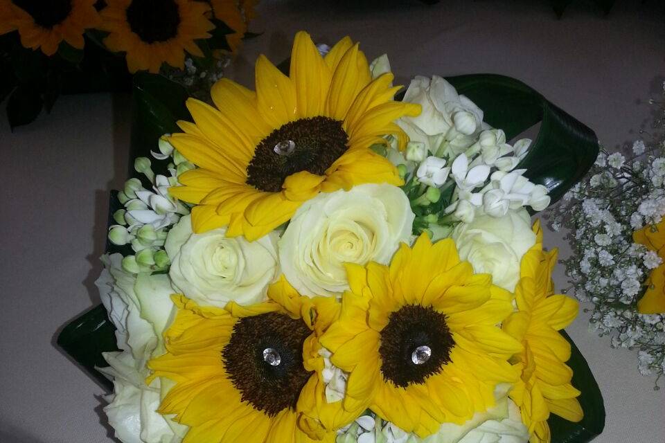 Bouquet con akito e girasoli