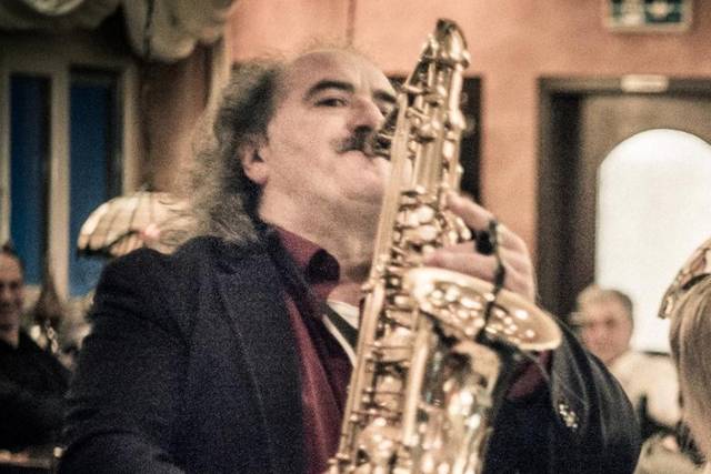 Sax durante l'intrattenimento
