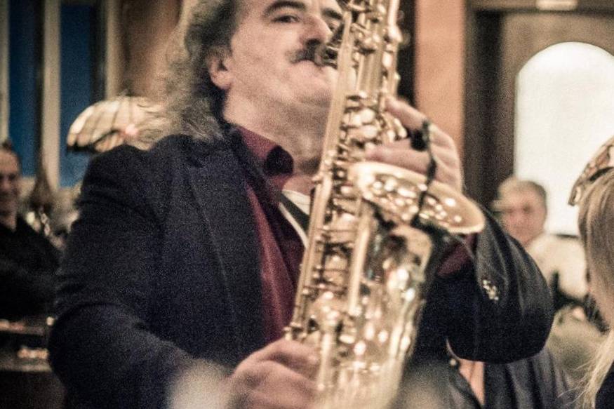 Sax durante l'intrattenimento