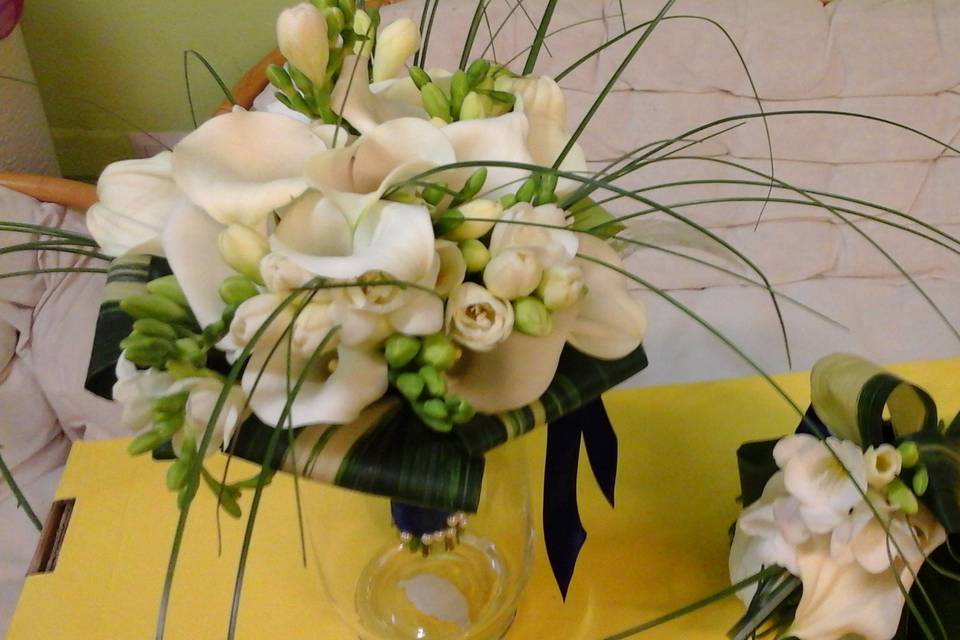 Bouquet con calle e fresie