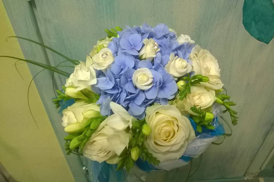 Delicato bouquet con ortensia