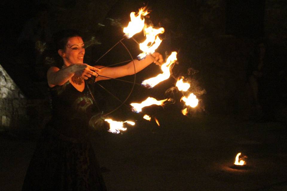 Spettacolo di danza con fuoco Brida Luna