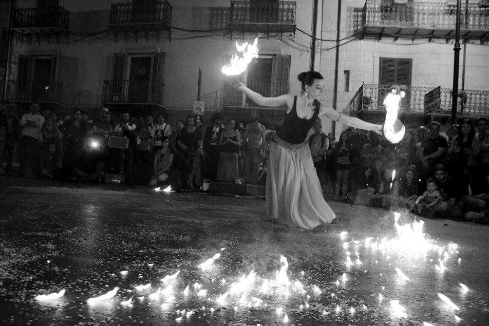 Spettacolo di danza con fuoco Brida Luna