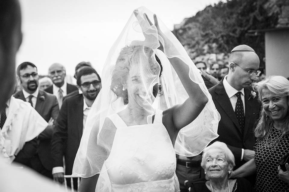 Sposa solleva il velo