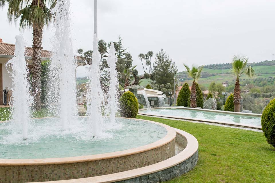 Fontana e giardino esterno