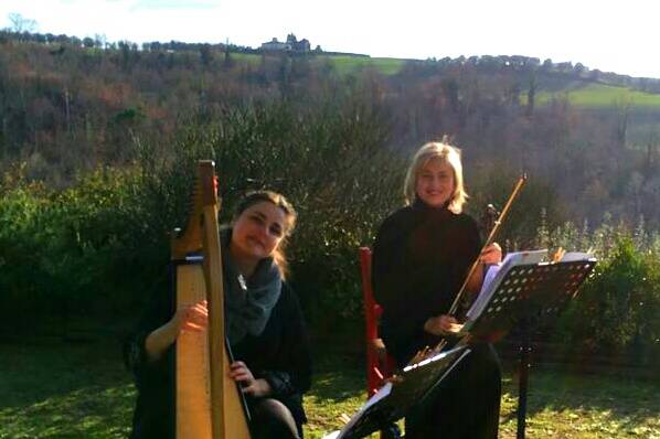 A harp, a violin and Tuscany