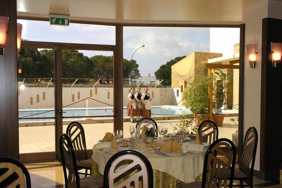 Hotel Tre Torri: sala ristorante vista piscina