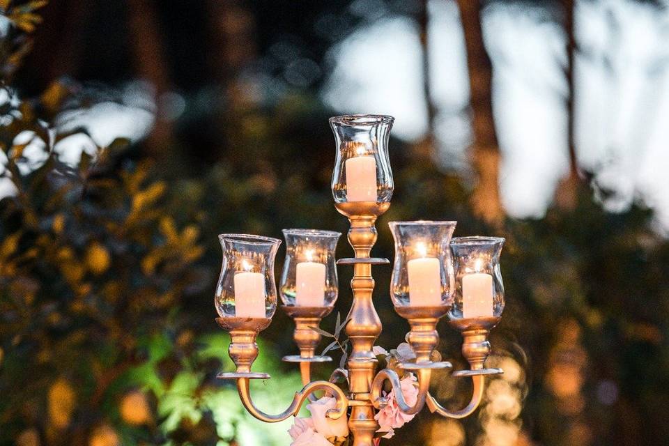 Candeliere su tavolo elegante