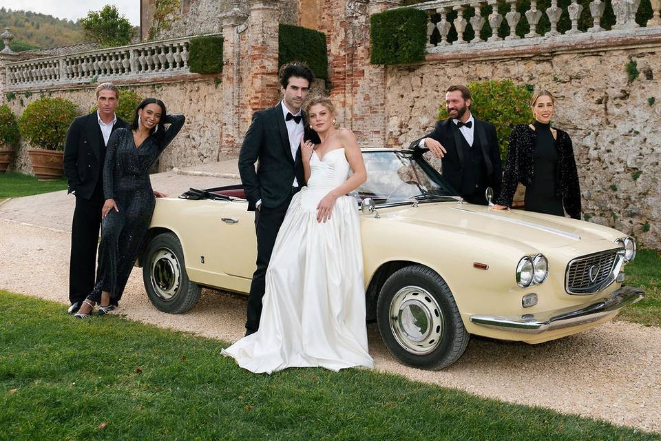 Sposi con auto d'epoca