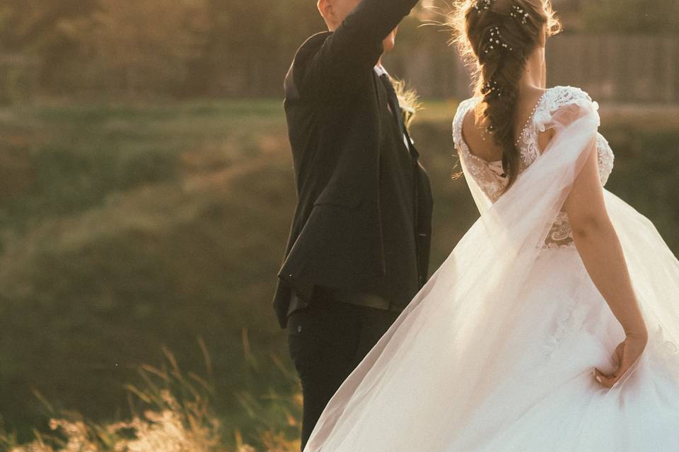 Sposi felici che ballano