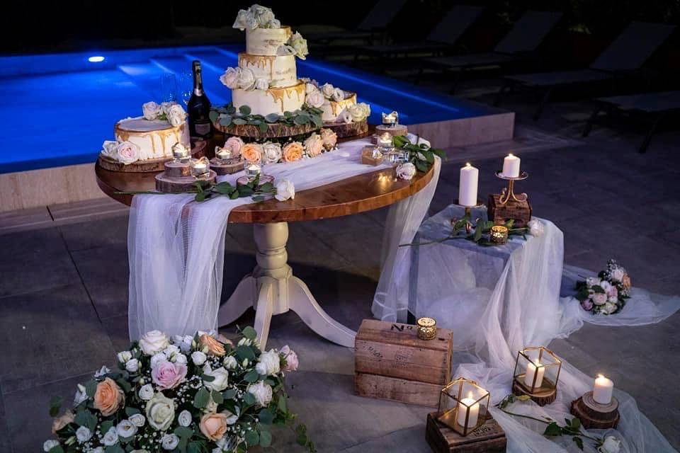 Wedding cake a bordo piscina