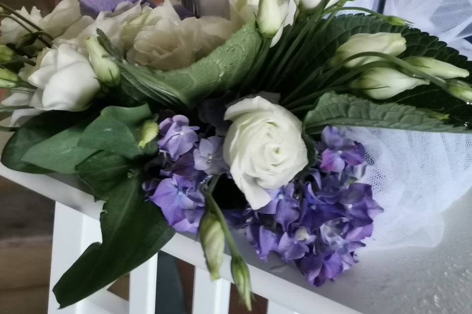 Fiori e candela chiesa
