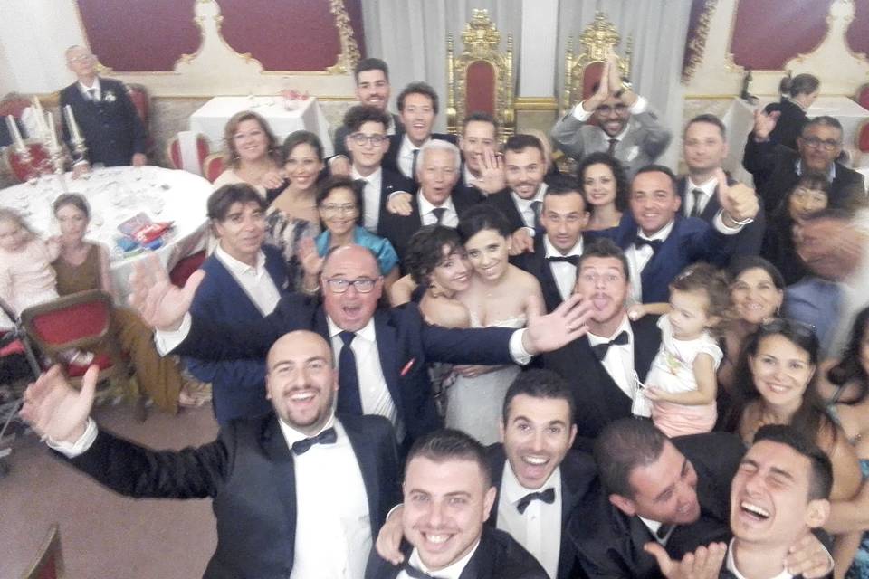 Selfie con sposi ed amici