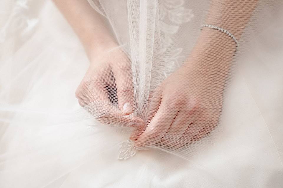 Dettaglio mani sposa