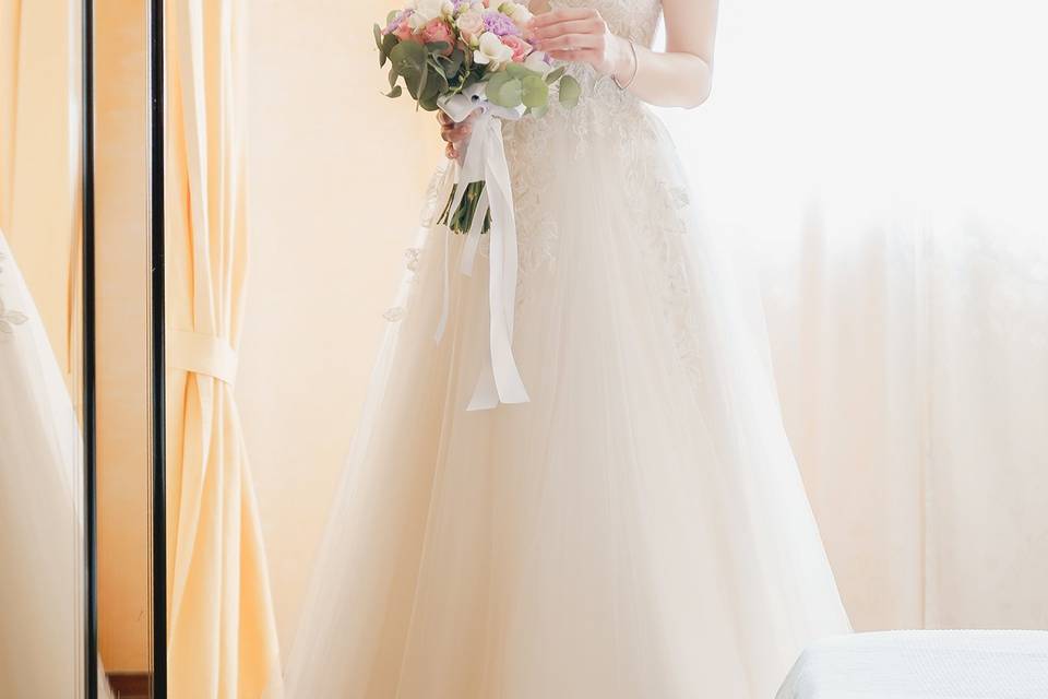 Sposa in abito con bouquet