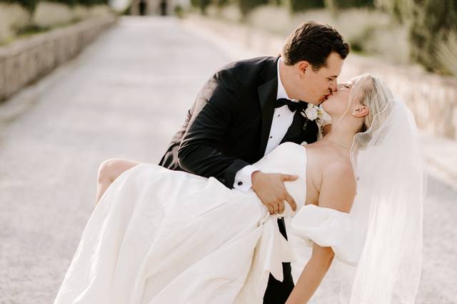 Sposi viale alberato